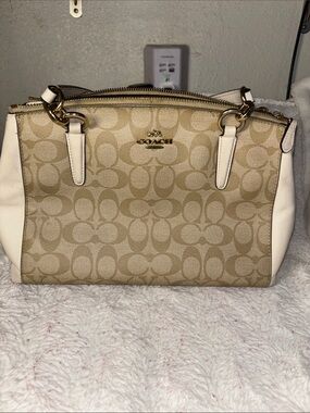 Coach Christie Signature
Logo Shoulder Bag
Carryall Tote 58291